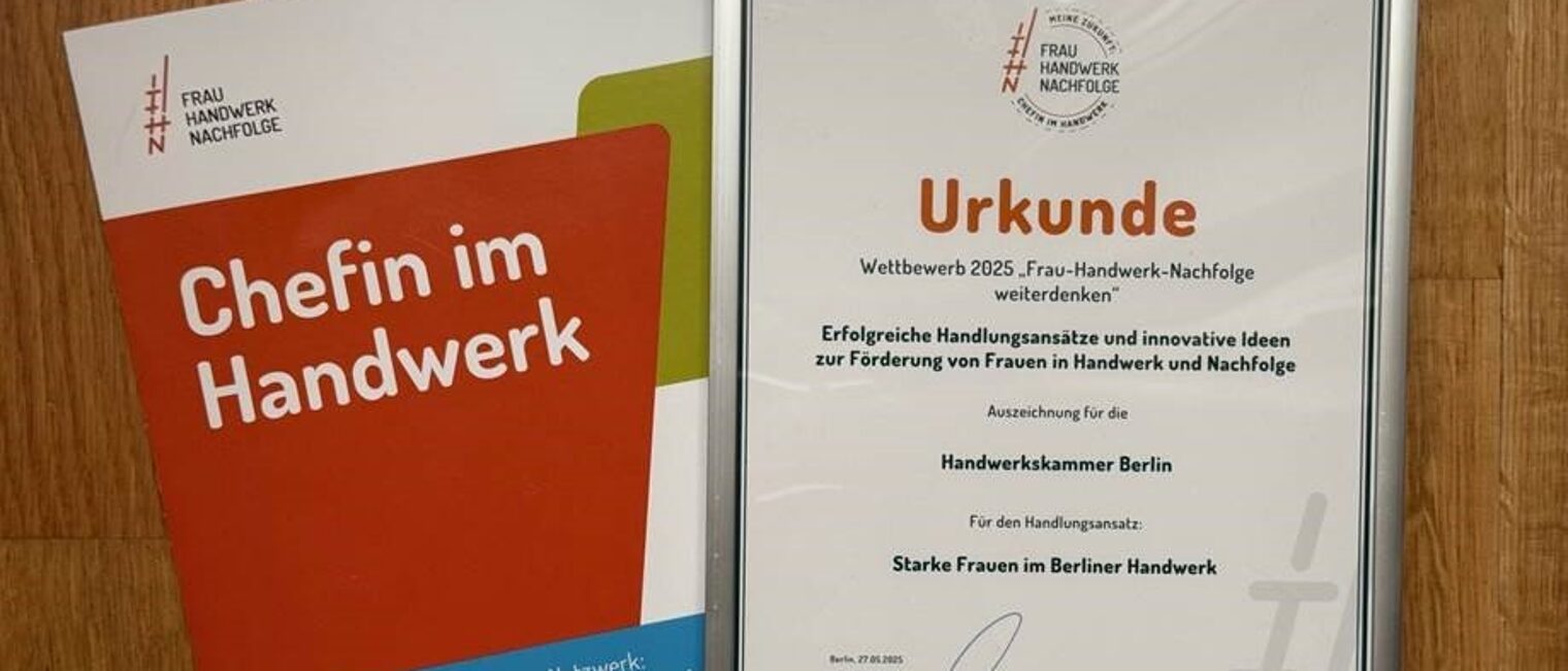 Auszeichnung zum Handlungsansatz „Starke Frauen im Berliner Handwerk“ am 27.05.2025: Flyer "Chefin im Handwerk" und Urkunde