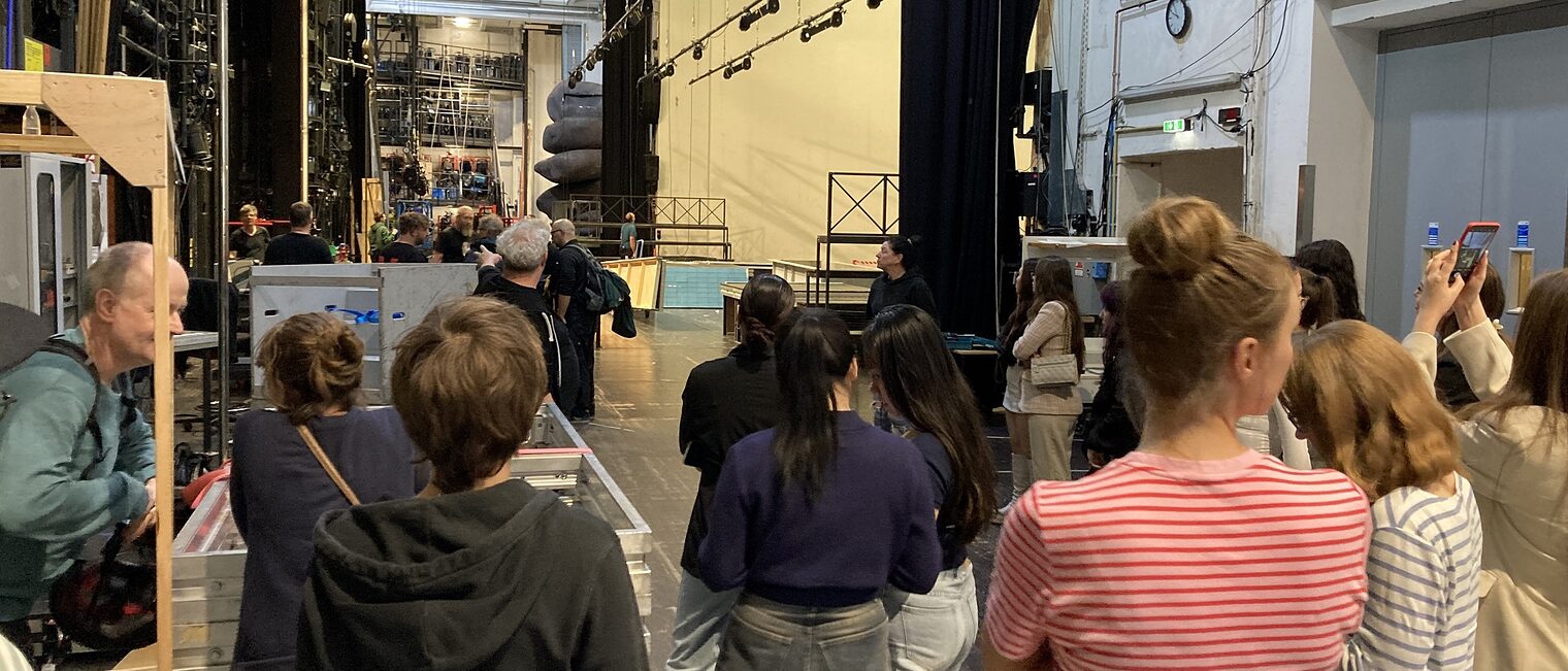 Azubi Akademie der Handwerkskammer Berlin zu Besuch in der Volksbühne am 28.05.25: Azubis beim Rundgang durchs Theater