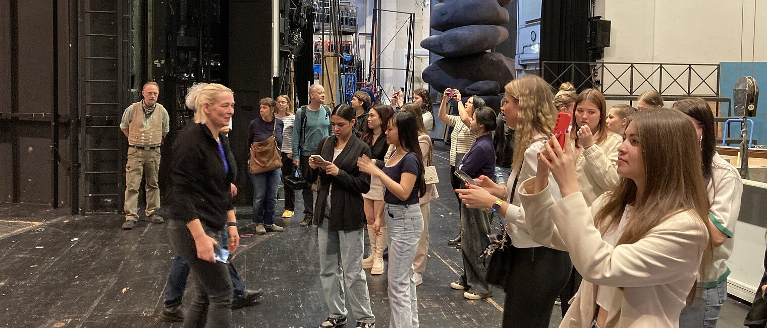 Azubi Akademie der Handwerkskammer Berlin zu Besuch in der Volksbühne am 28.05.25: Azubis machen Fotos auf der Bühne