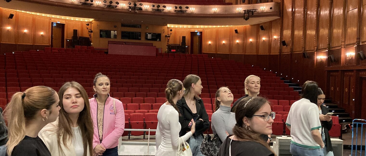 Azubi Akademie der Handwerkskammer Berlin zu Besuch in der Volksbühne am 28.05.25: Azubis auf der Bühne