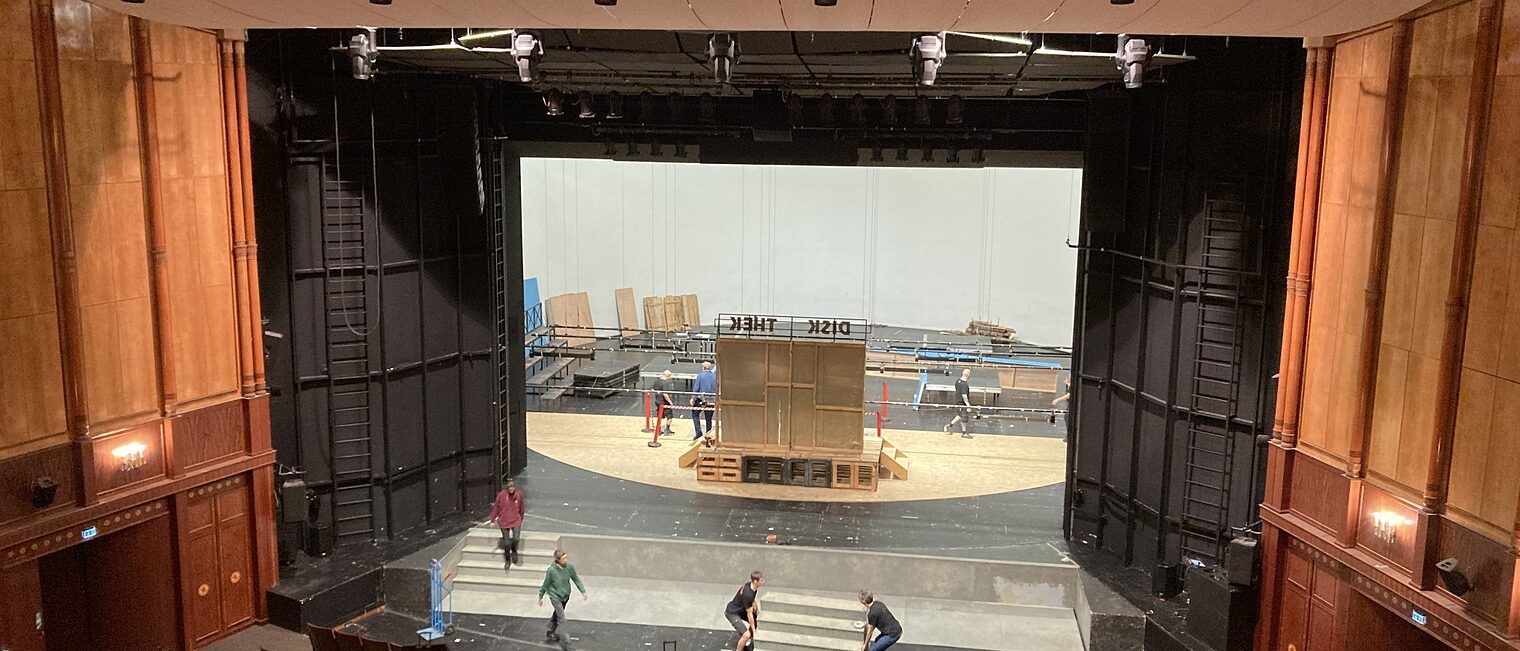 Azubi Akademie der Handwerkskammer Berlin zu Besuch in der Volksbühne am 28.05.25: Blick auf die Bühne aus der Vogelperspektive