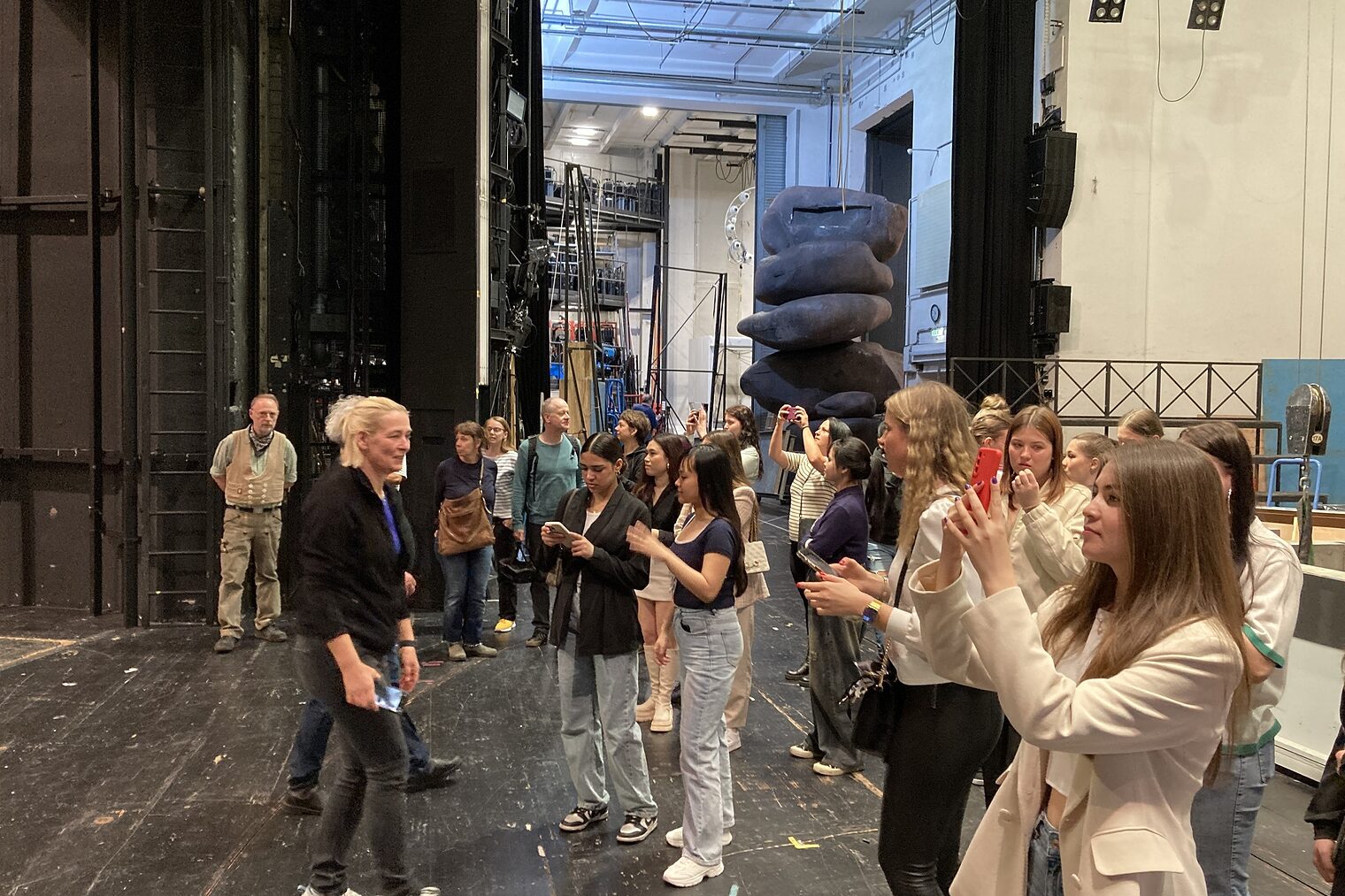 Azubi Akademie der Handwerkskammer Berlin zu Besuch in der Volksbühne am 28.05.25: Azubis machen Fotos auf der Bühne