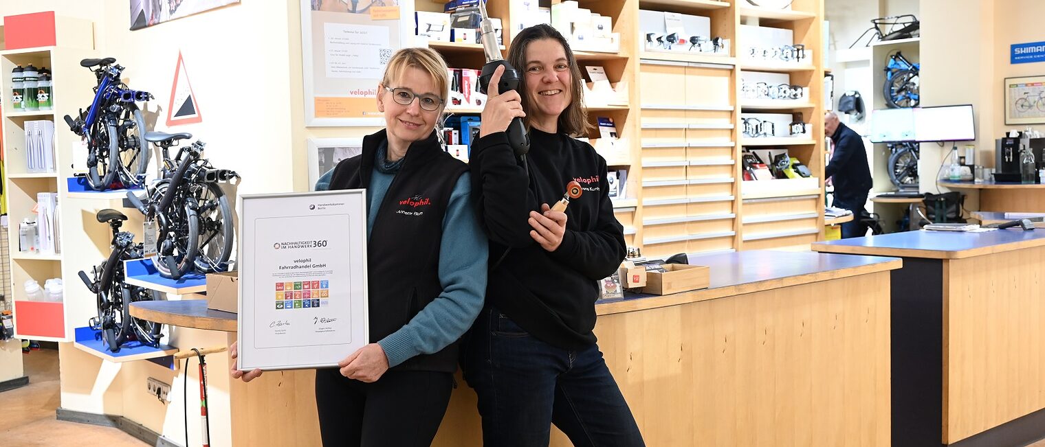 VSF-Fahrradmanufaktur Velophil: Annette Blum (links) und Karena Kuntze freuen sich über die Nachhaltigkeitsurkunde