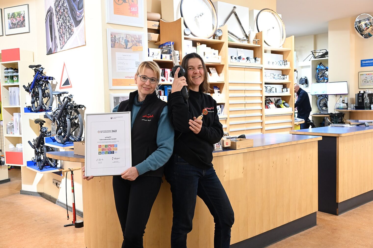VSF-Fahrradmanufaktur Velophil: Annette Blum (links) und Karena Kuntze freuen sich über die Nachhaltigkeitsurkunde