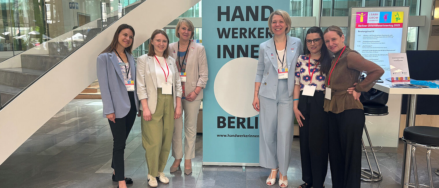 Der 12. Berliner Unternehmerinnentag in der IHK Berlin am 20. Juni 2025: Gruppenbild am RollUp "Handwerkerinnen Berlin"