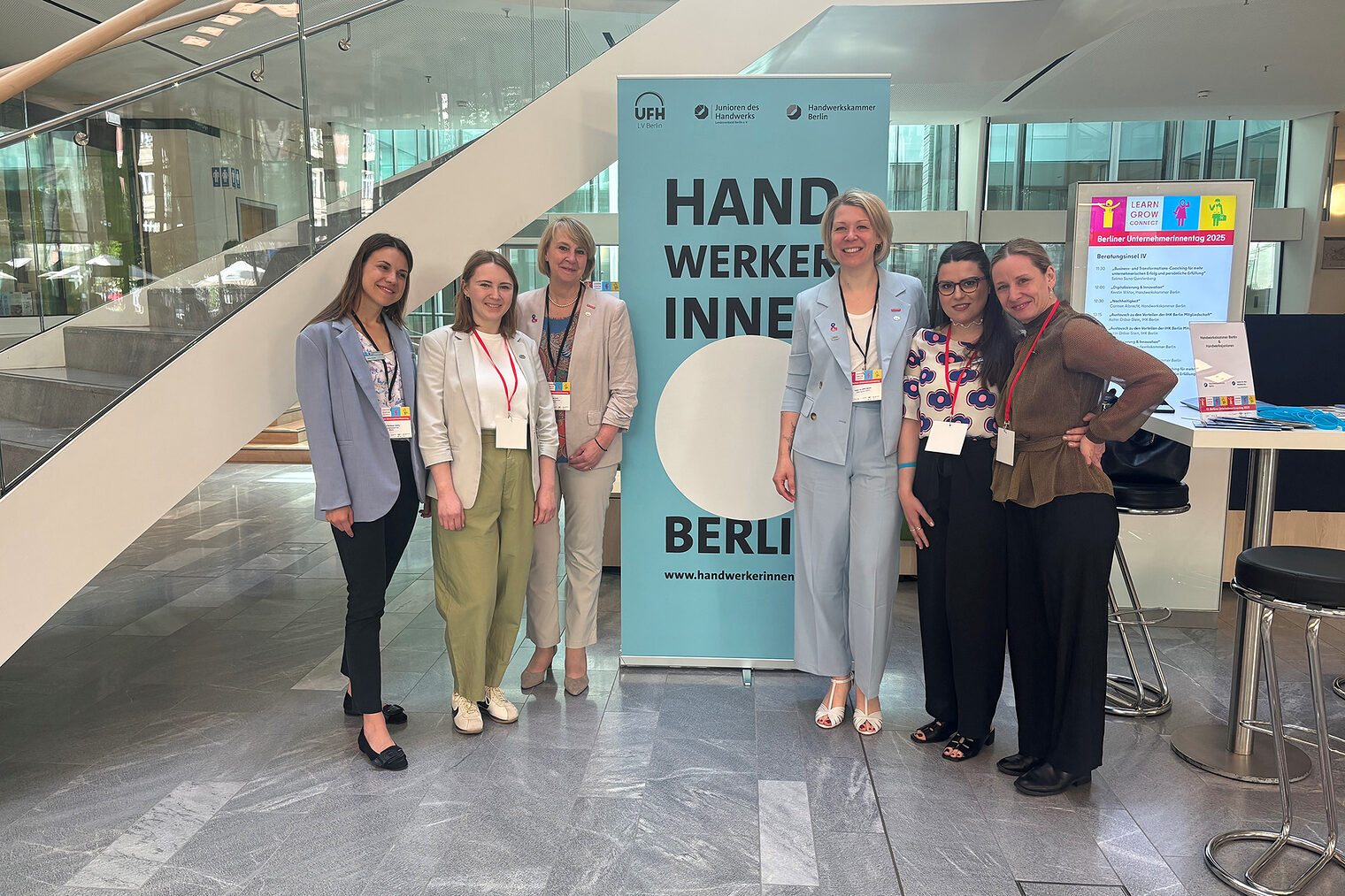 Der 12. Berliner Unternehmerinnentag in der IHK Berlin am 20. Juni 2025: Gruppenbild am RollUp "Handwerkerinnen Berlin"