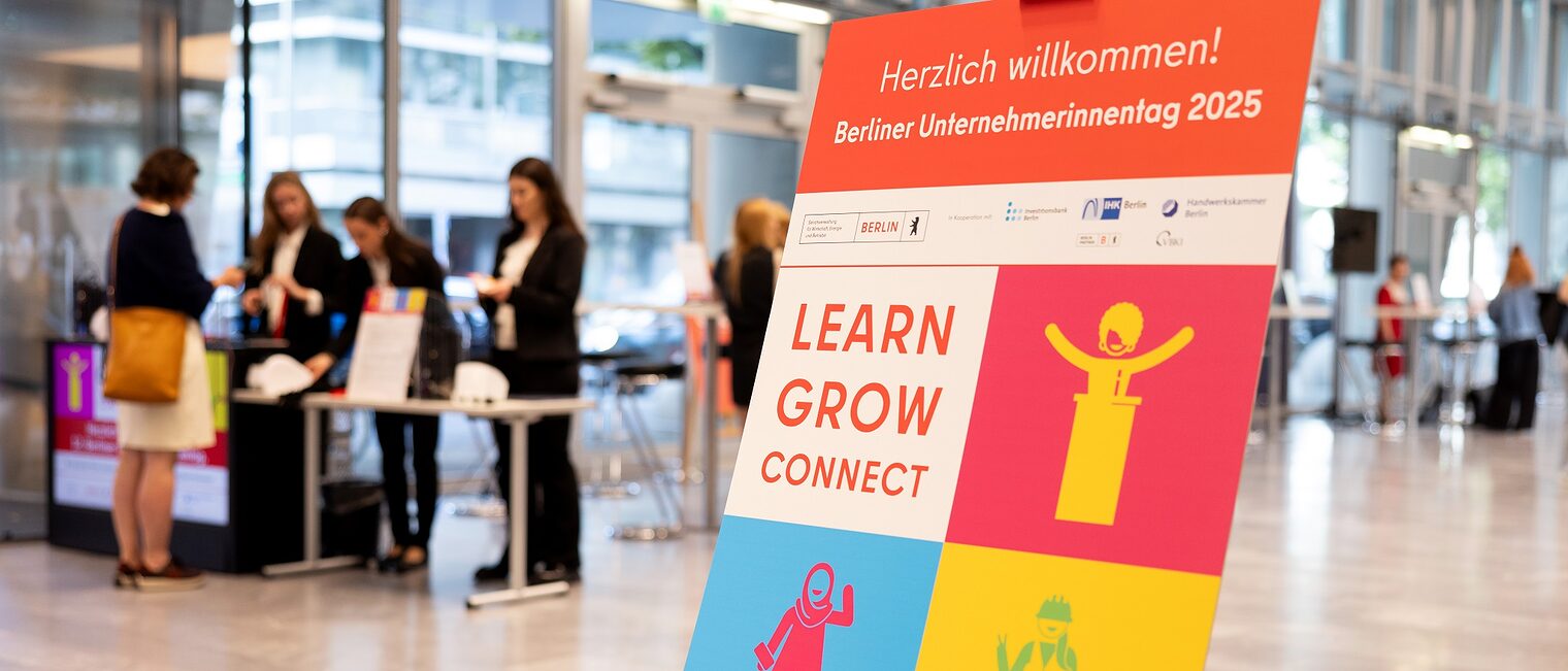 12. Unternehmerinnentag in Berlin am 20. Juni 2025. Empfangshalle der IHK Berlin mit RollUp im Vordergrund