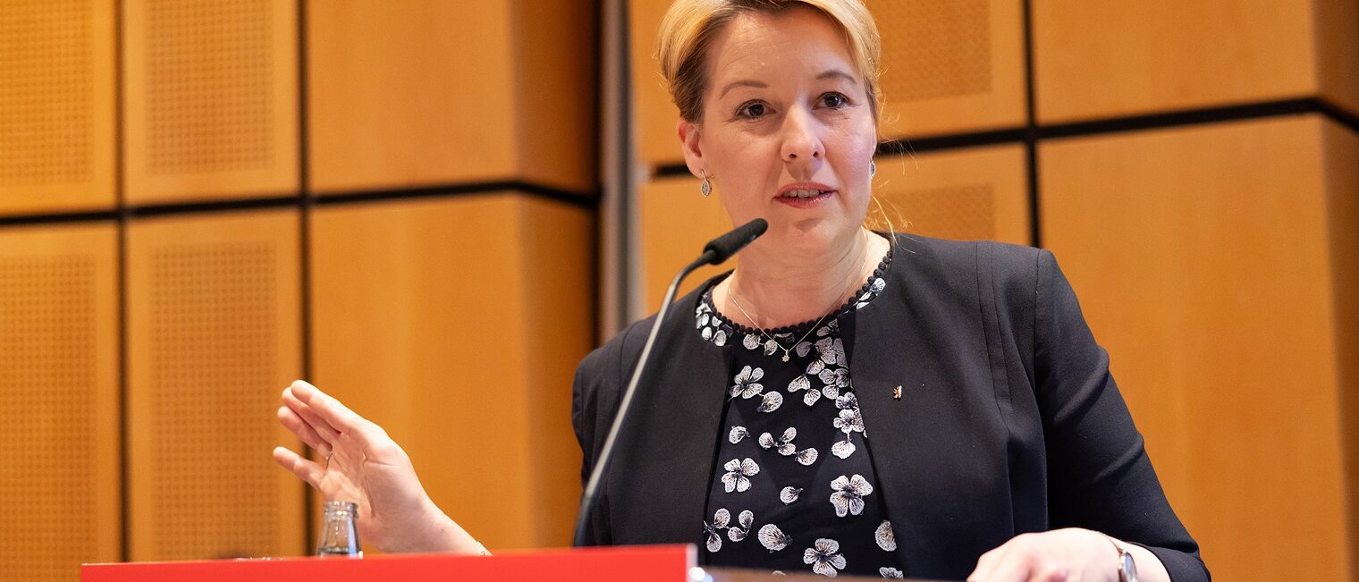 12. Unternehmerinnentag in Berlin am 20. Juni 2025. Senatorin Franziska Giffey redet