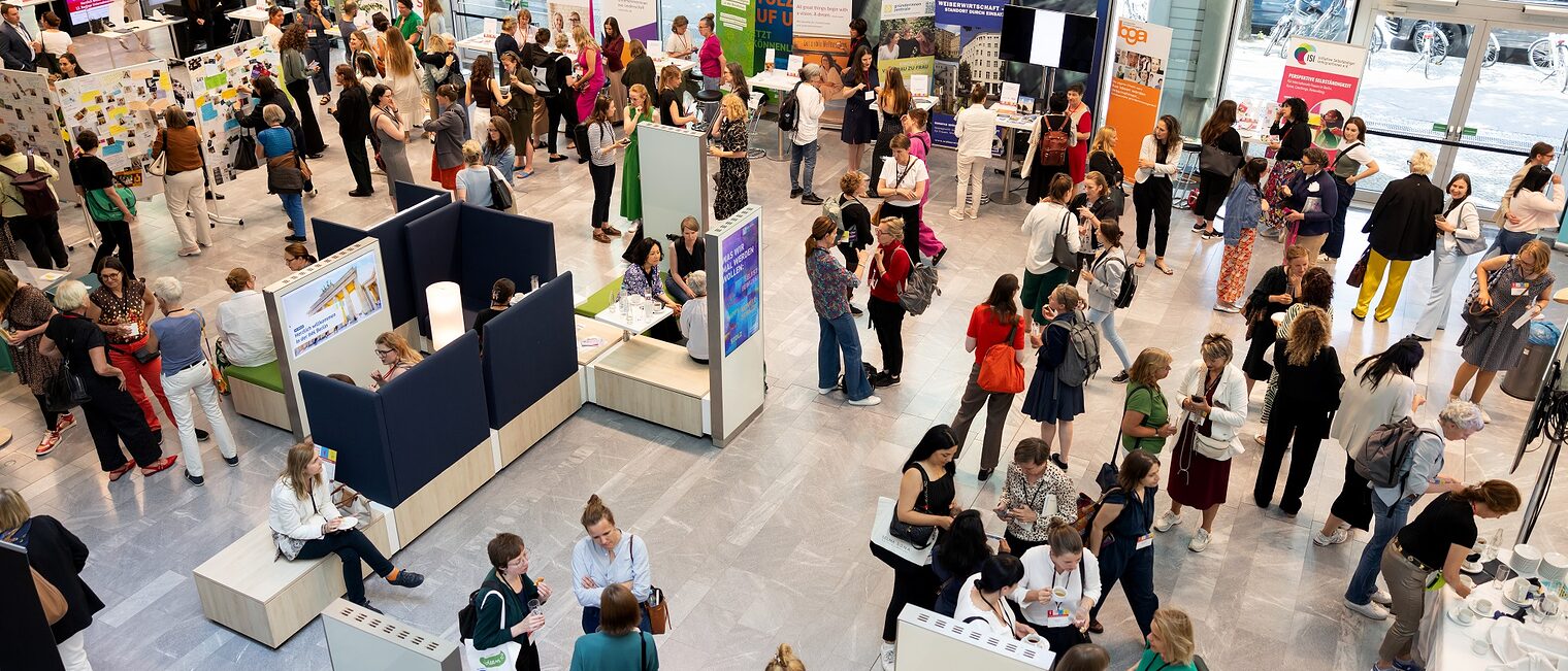 12. Unternehmerinnentag in Berlin am 20. Juni 2025. Blick von oben: viele Teilnehmerinnen im Foyer der IHK Berlin