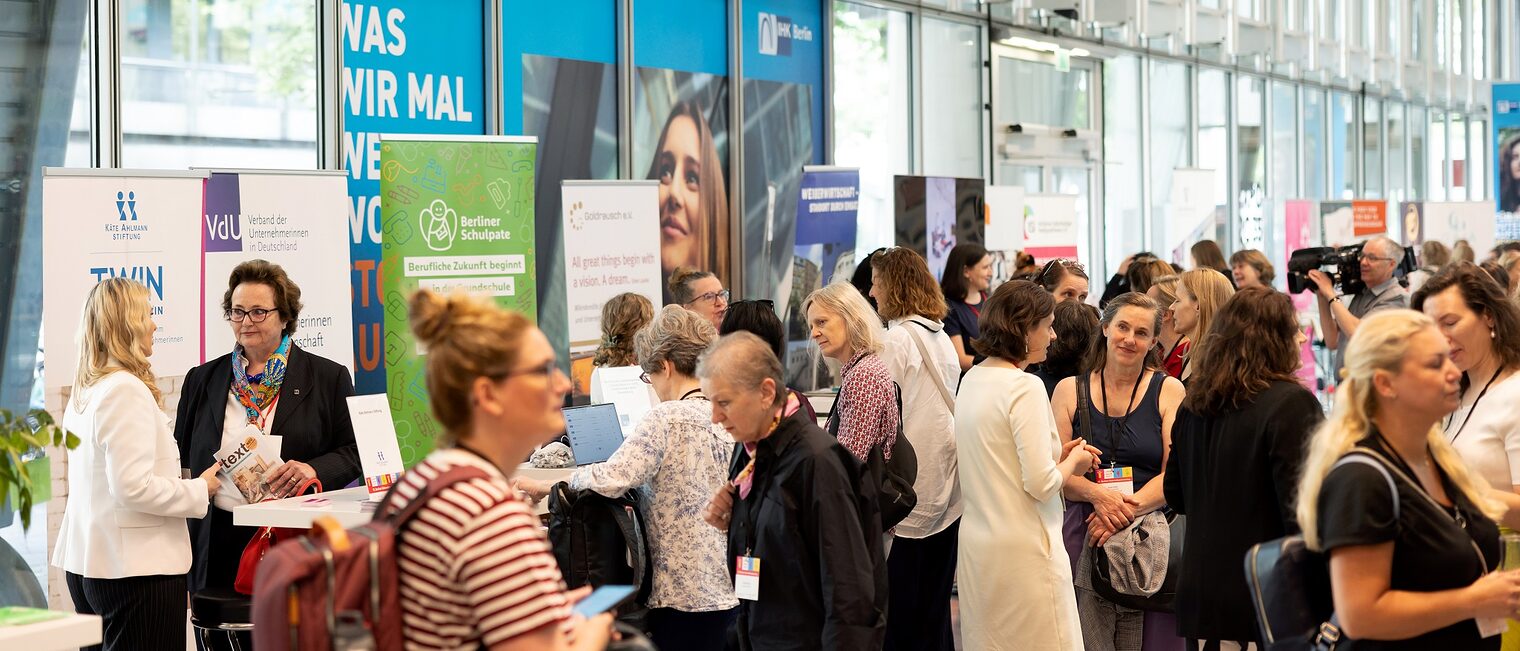 12. Unternehmerinnentag in Berlin am 20. Juni 2025: Teilnehmerinnen unterhalten sich im Foyer der IHK Berlin