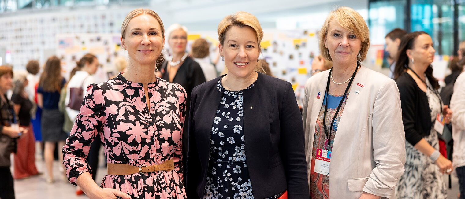 12. Unternehmerinnentag in Berlin am 20. Juni 2025. Gruppenbild mit Senatorin Giffey und Handwerkskammerpräsidentin Zarth