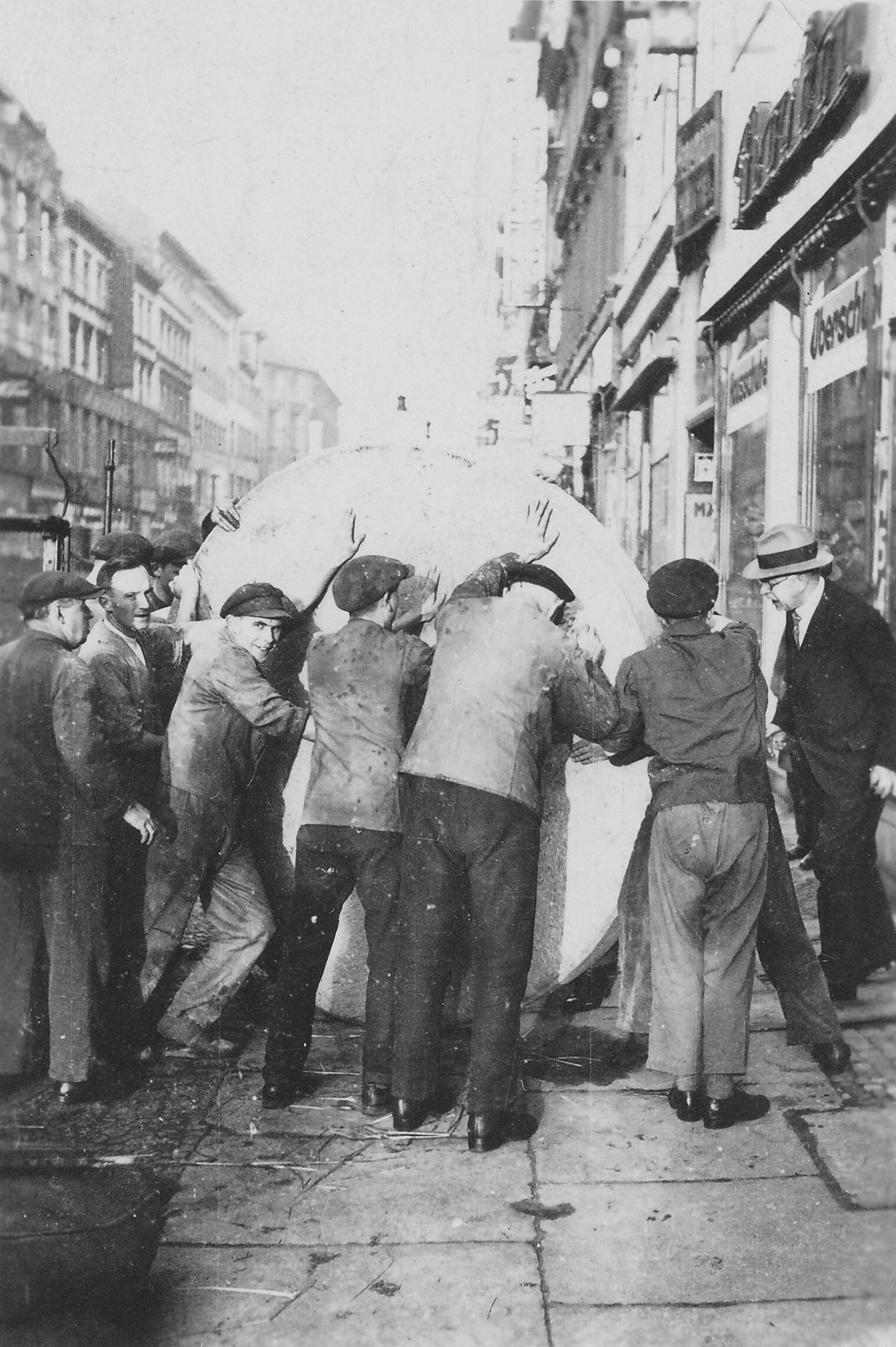 Schleifsteinanlieferung um 1920