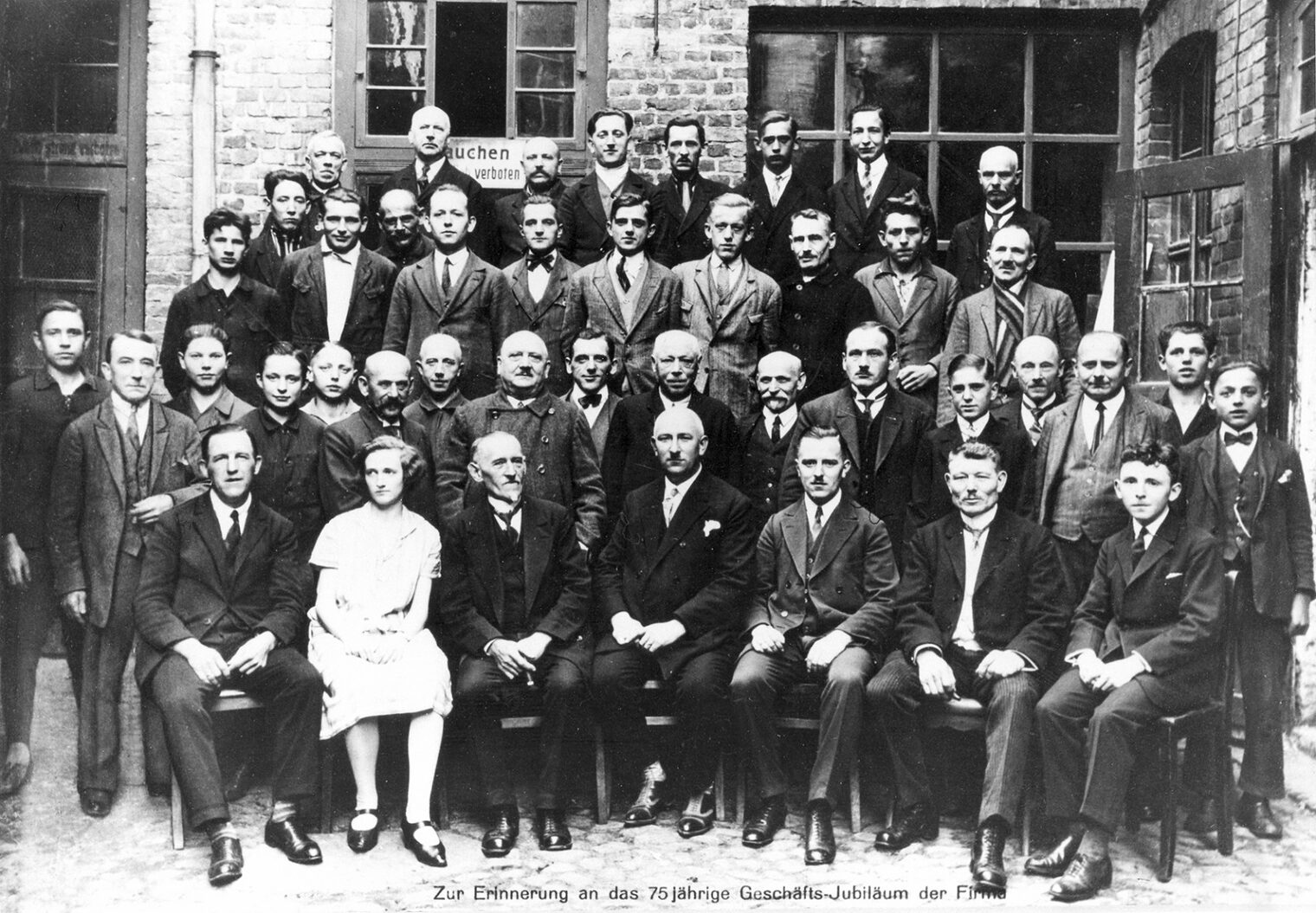 Zum 75-jährigen Bestehen der Firma: Die Belegschaft der Hahn Bestattungen im Jahr 1926