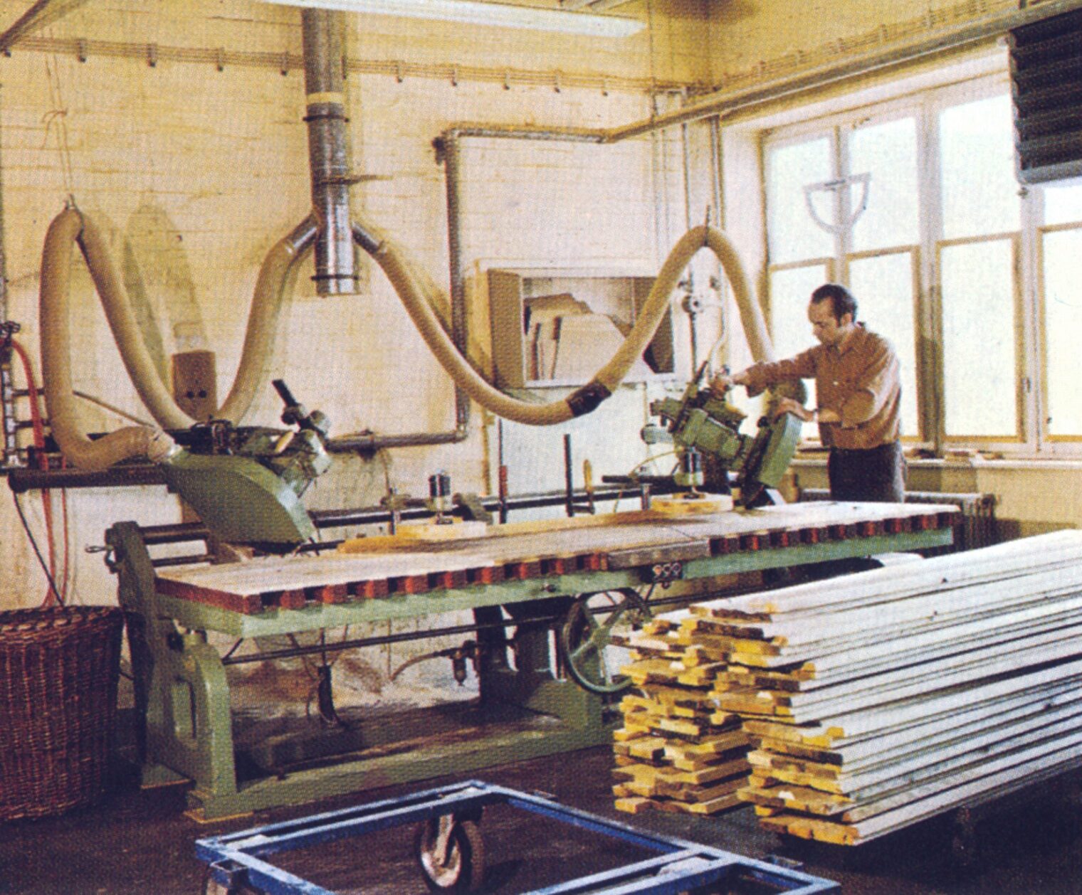 In der Fabrikhalle der Hahn Bestattungen, 1976