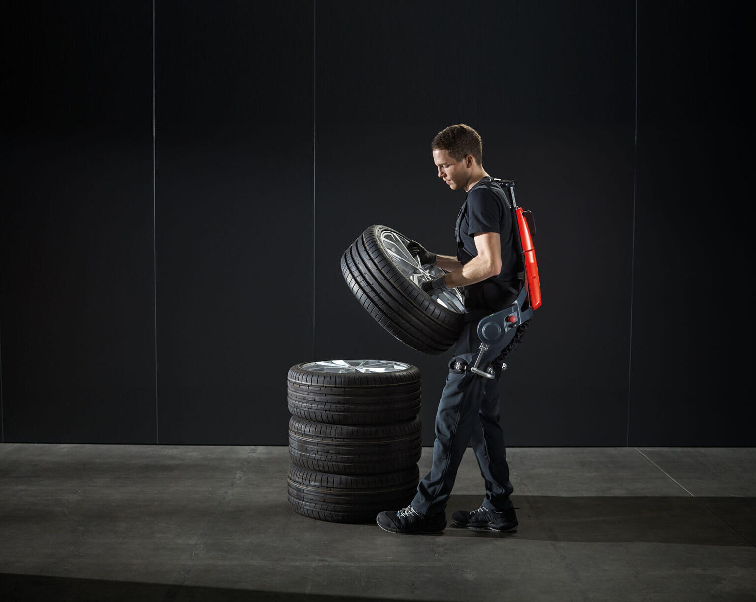 Handwerker mit Exoskelett