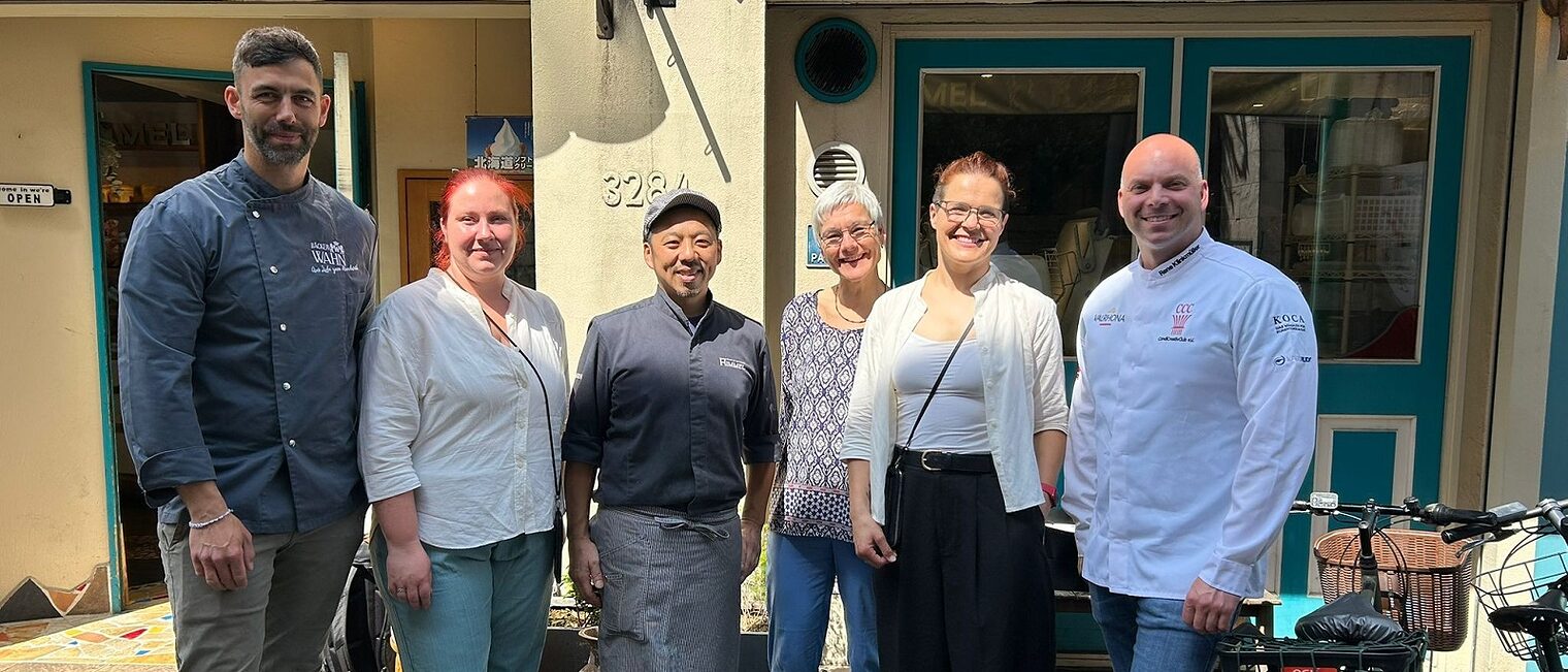 Auslandspraktika Bildung international: Philipp Fumfahr als Azubi in Tokio: Gruppenbild vor einem Geschäft