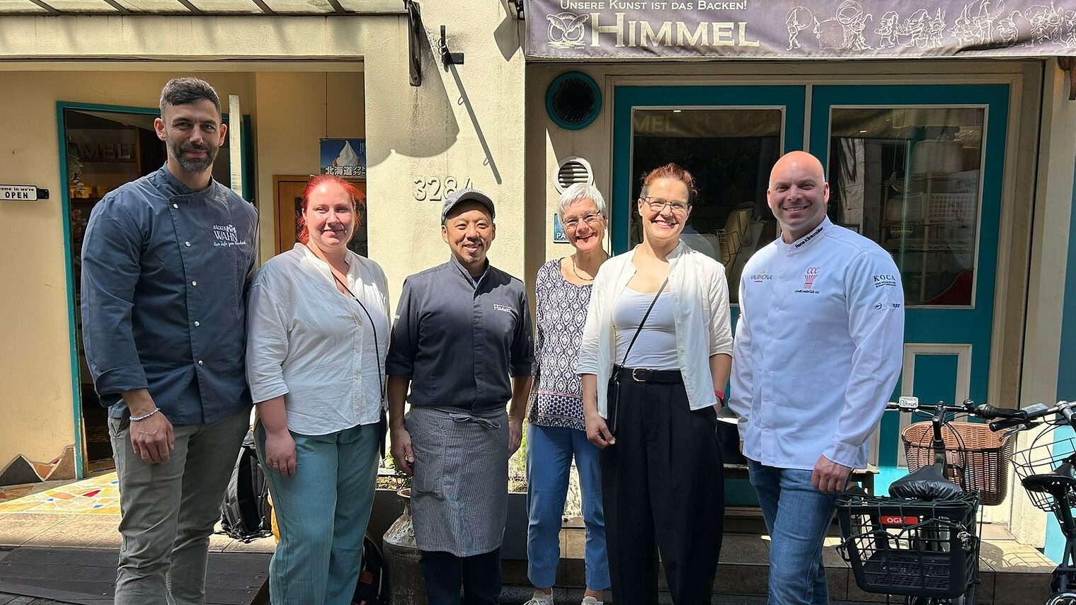 Auslandspraktika Bildung international: Philipp Fumfahr als Azubi in Tokio: Gruppenbild vor einem Geschäft