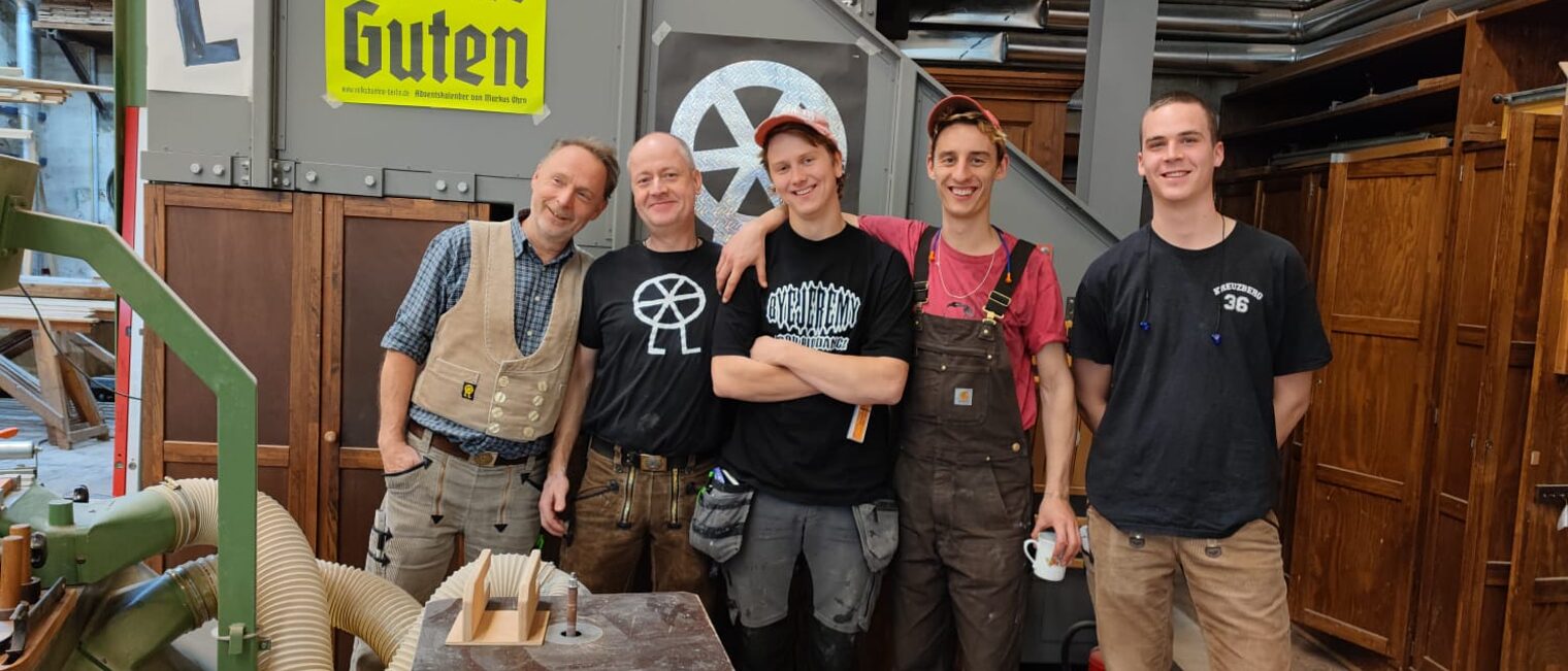 In der Werkstatt der Volksbühne: internationale Praktikanten und Azubis bei der Arbeit