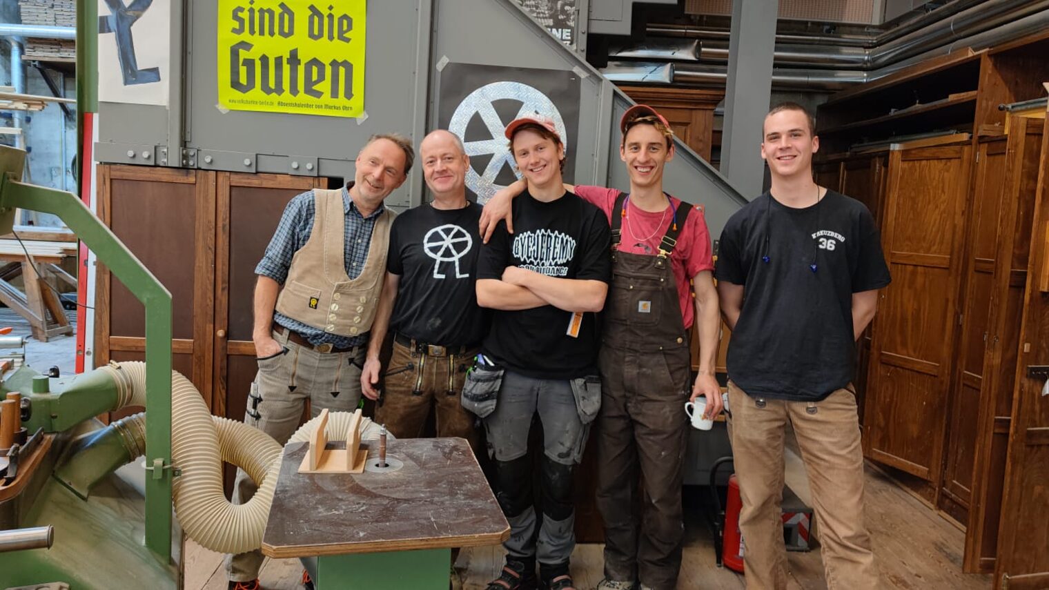 In der Werkstatt der Volksbühne: internationale Praktikanten und Azubis bei der Arbeit