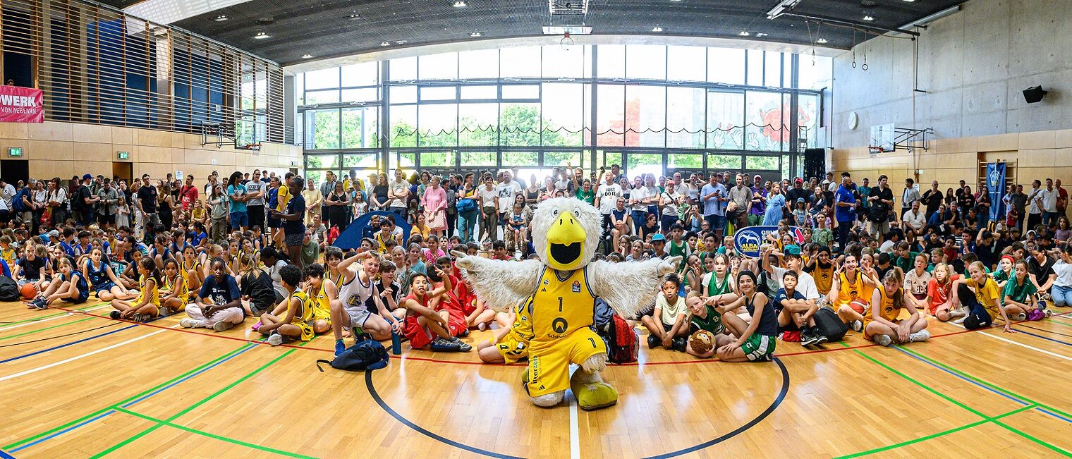Panoramabild: Schulkinder beim großen Basketball-Finale der ALBA Grundschulliga 2025 in der Max-Schmeling-Halle