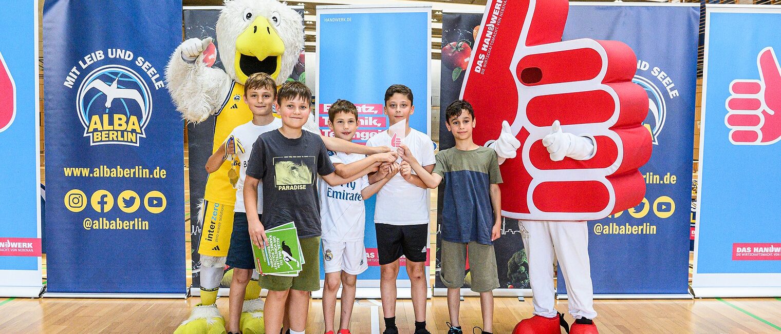 Schulkinder werden beim großen Basketball-Finale der ALBA Grundschulliga 2025 in der Max-Schmeling-Halle ausgezeichnet