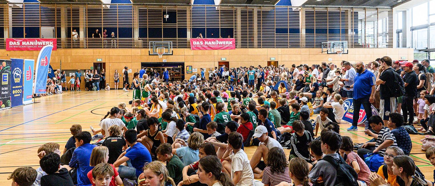 Schulkinder beim großen Basketball-Finale der ALBA Grundschulliga 2025 in der Max-Schmeling-Halle