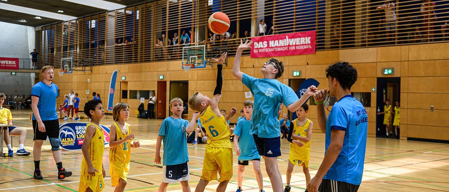 Schulkinder beim großen Basketball-Finale der ALBA Grundschulliga 2025 in der Max-Schmeling-Halle