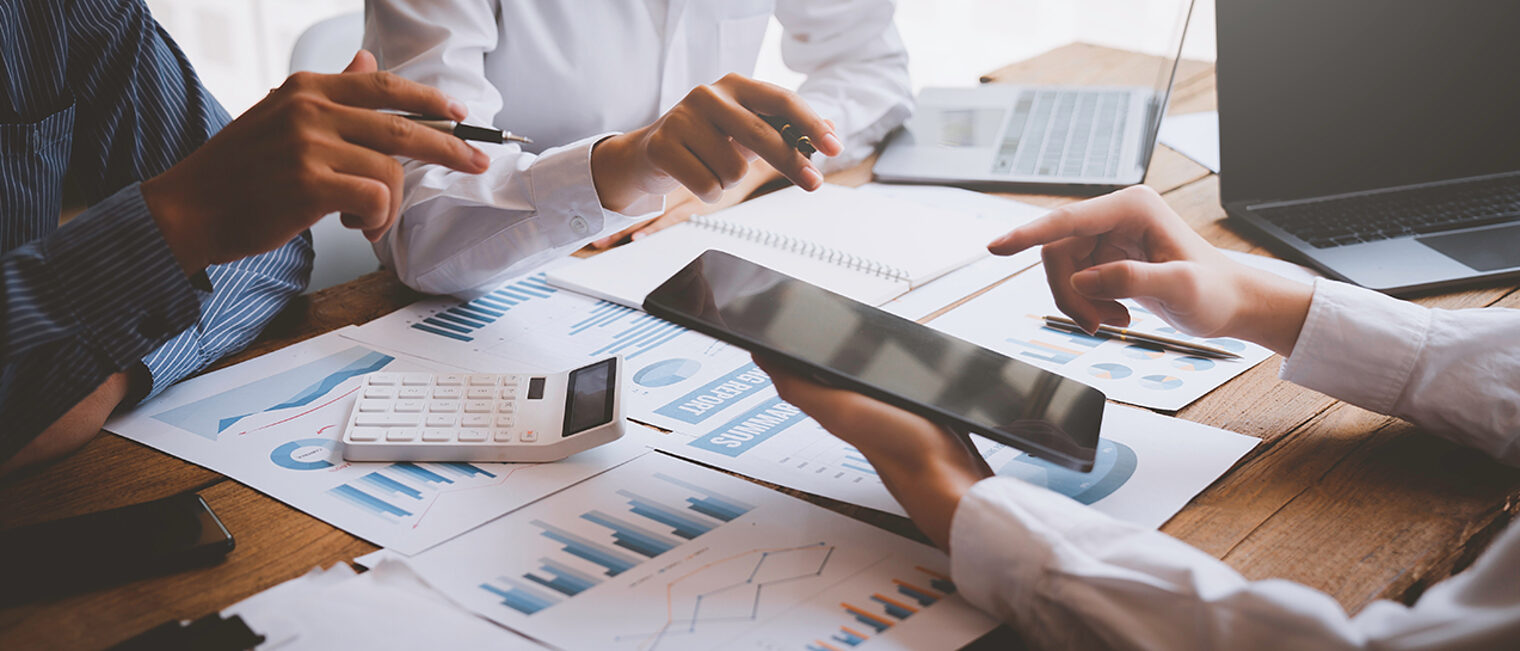 Detailaufnahme: Finanzanalyst analysiert einen Geschäftsfinanzbericht auf einem digitalen Tablet während einer Besprechung