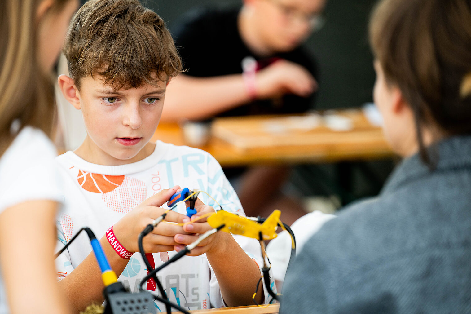 Ein Junge am Werkeln: Aktionstag zur Berufsorientierung: Tag des Handwerks am 20. September 2025 im Mellowpark Berlin