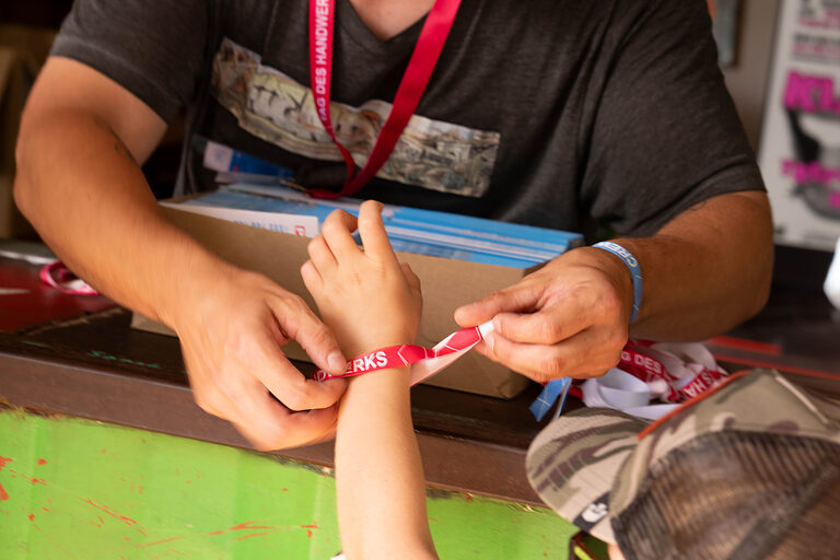 Hand mit Bändchen am Aktionstag zur Berufsorientierung: Tag des Handwerks am 20. September 2025 im Mellowpark Berlin
