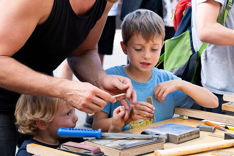 Vater mit zwei Kindern am Aktionstag zur Berufsorientierung: Tag des Handwerks am 20. September 2025 im Mellowpark Berlin