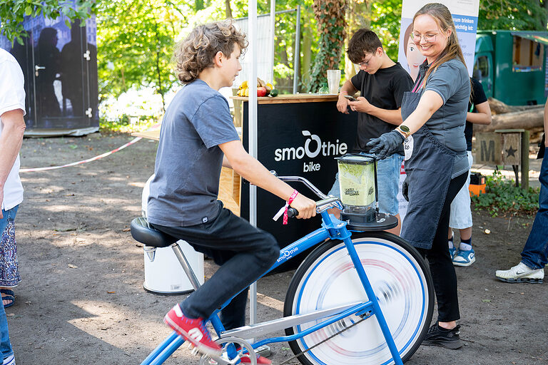 Ein Junge auf einem Rad am Aktionstag zur Berufsorientierung: Tag des Handwerks am 20. September 2025 im Mellowpark Berlin