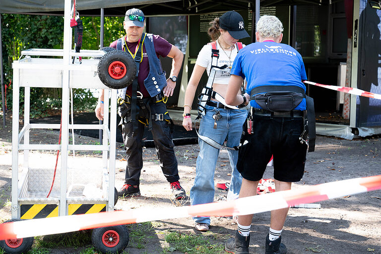 Ein Mädchen und zwei Standbetreuer am Tag des Handwerks am 20. September 2025 im Mellowpark Berlin