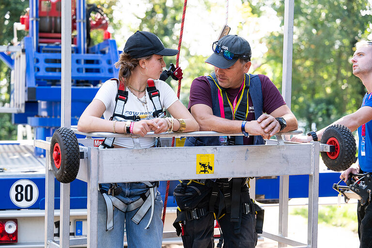 Ein Mädchen und ein Kranfahrer am Tag des Handwerks am 20. September 2025 im Mellowpark Berlin