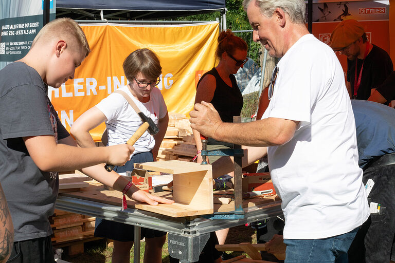 Ein Junge beim Hämmern am Aktionstag zur Berufsorientierung: Tag des Handwerks am 20. September 2025 im Mellowpark Berlin