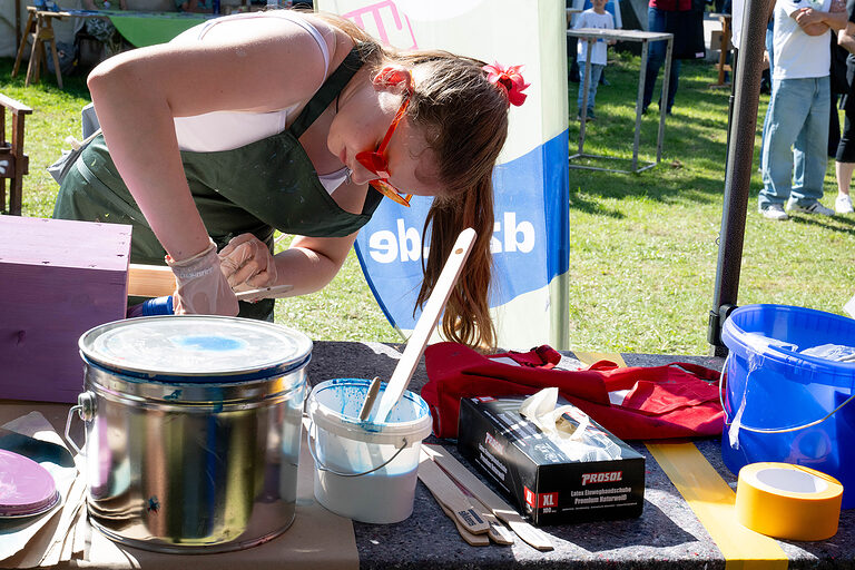 Ein Mädchen beim Bemalen einer Box am Tag des Handwerks am 20. September 2025 im Mellowpark Berlin