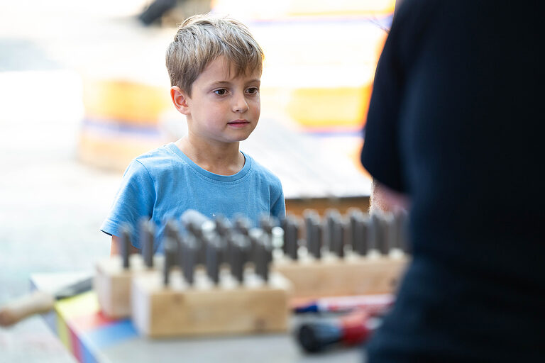 Ein Junge an einem Handwerkerstand am Tag des Handwerks am 20. September 2025 im Mellowpark Berlin