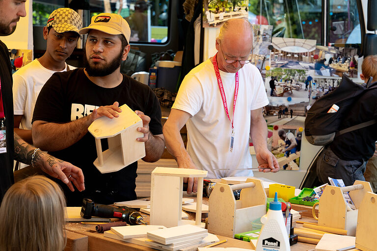 Ein junger Mann am Tischlerstand Tag des Handwerks am 20. September 2025 im Mellowpark Berlin