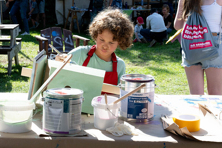 Ein Junge am Malerstand am Tag des Handwerks am 20. September 2025 im Mellowpark Berlin