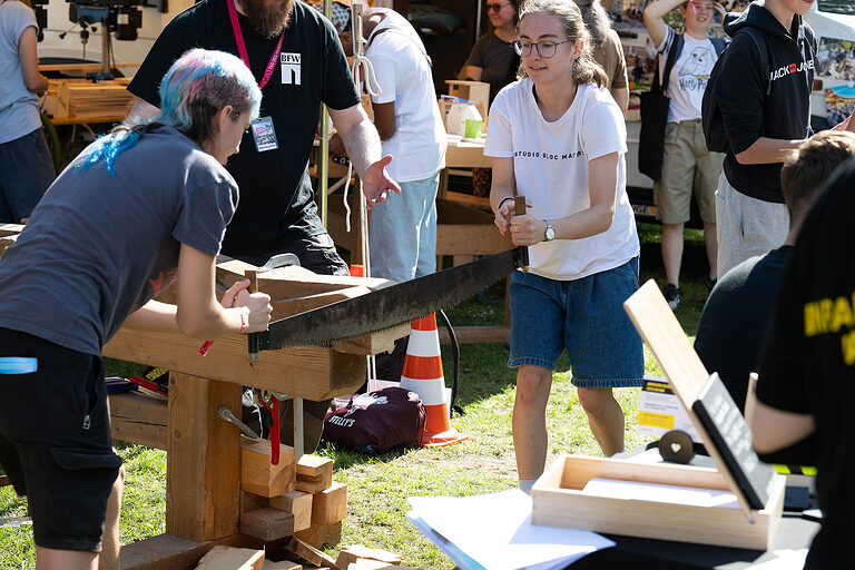 Zwei Mädchen beim Sägen am Tag des Handwerks am 20. September 2025 im Mellowpark Berlin