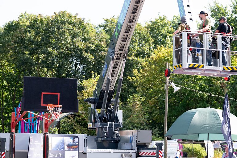 Basketball spielen mit Hilfe eines Krans am Tag des Handwerks am 20. September 2025 im Mellowpark Berlin