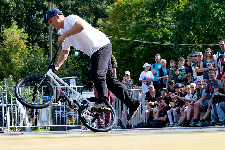 Ein BMX-Show-Teilnehmer am Tag des Handwerks am 20. September 2025 im Mellowpark Berlin