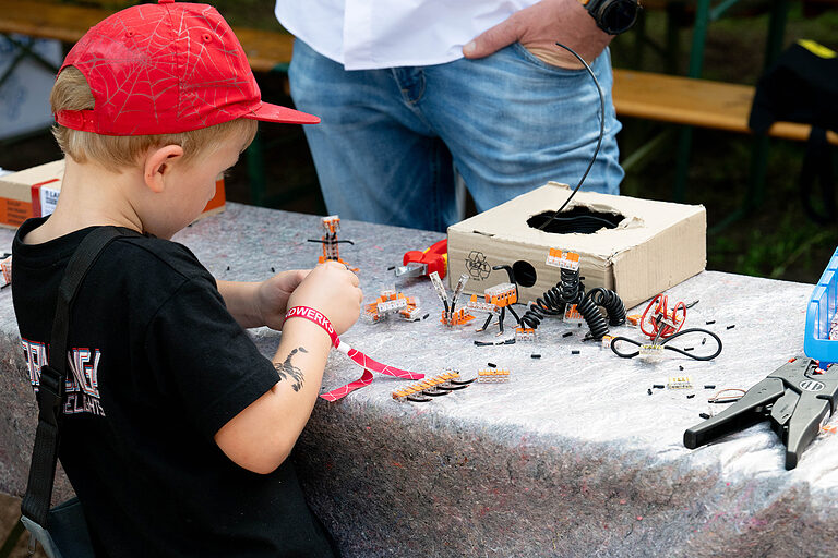 Ein Junge am Basteltisch beim Aktionstag zur Berufsorientierung: Tag des Handwerks am 20. September 2025 im Mellowpark Berlin