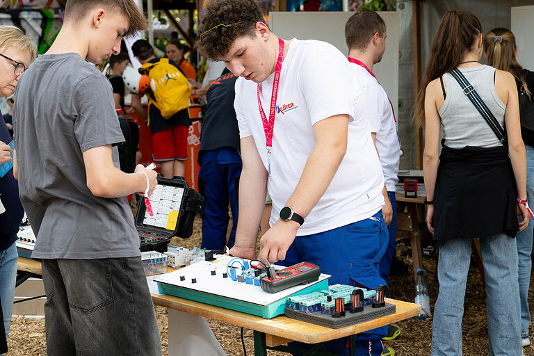 Ein Junge an einem der Stände am Tag des Handwerks am 20. September 2025 im Mellowpark Berlin