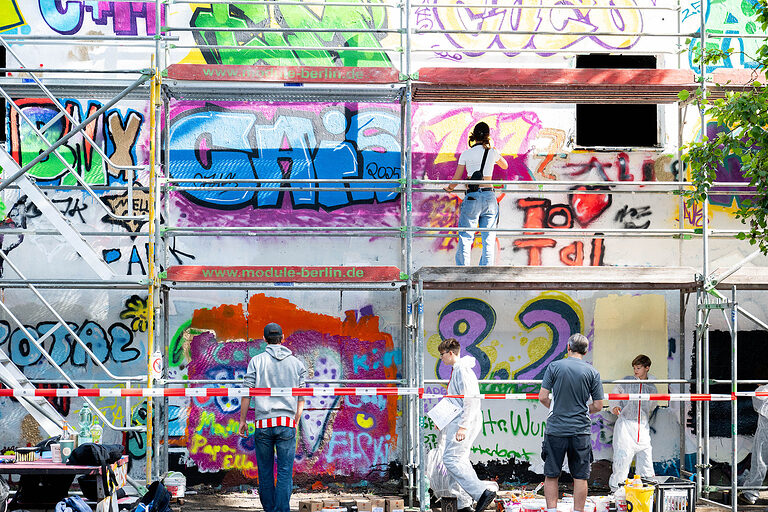 Jugendliche besprühen eine Mauer mit Graffiti am Tag des Handwerks am 20. September 2025 im Mellowpark Berlin