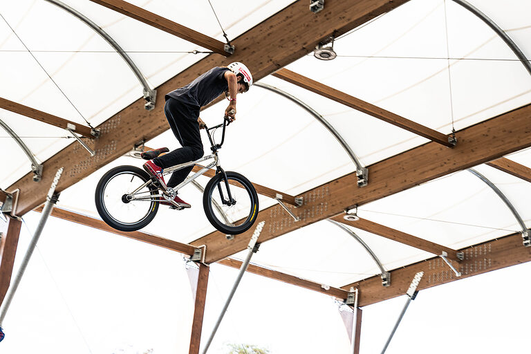 Ein GMX-Show-Teilnehmer beim Sprung in die Höhe am Tag des Handwerks am 20. September 2025 im Mellowpark Berlin