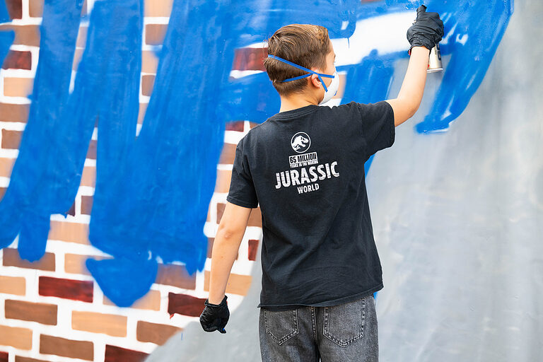 Ein Junge mit der Sprühdose in der Hand an der Mauer am Tag des Handwerks am 20. September 2025 im Mellowpark Berlin