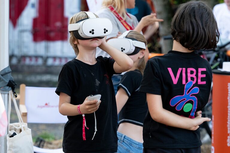 Ein Junge mit einer 3-D Brille am Tag des Handwerks am 20. September 2025 im Mellowpark Berlin