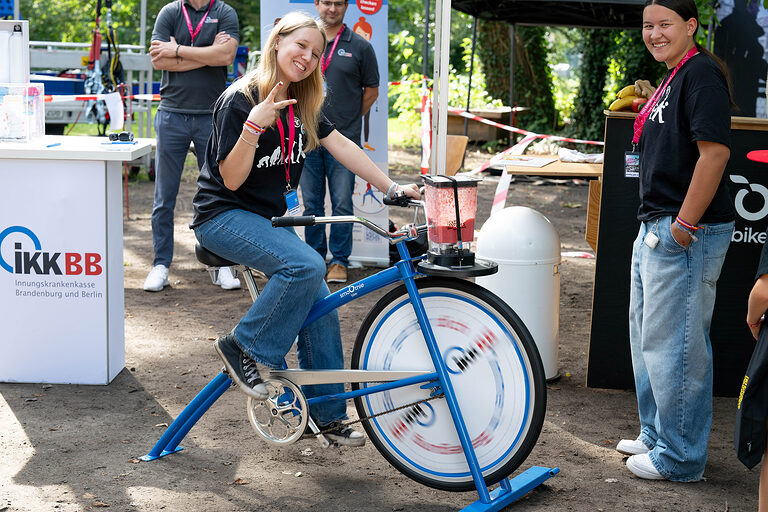 Ein Mädchen auf dem Rad beim Aktionstag zur Berufsorientierung: Tag des Handwerks am 20. September 2025 im Mellowpark Berlin