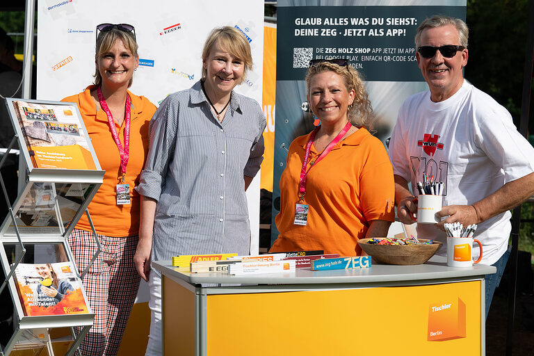 Teilnehmende mit Handwerkskammerpräsidentin Carola Zarth am Tag des Handwerks am 20. September 2025 im Mellowpark Berlin